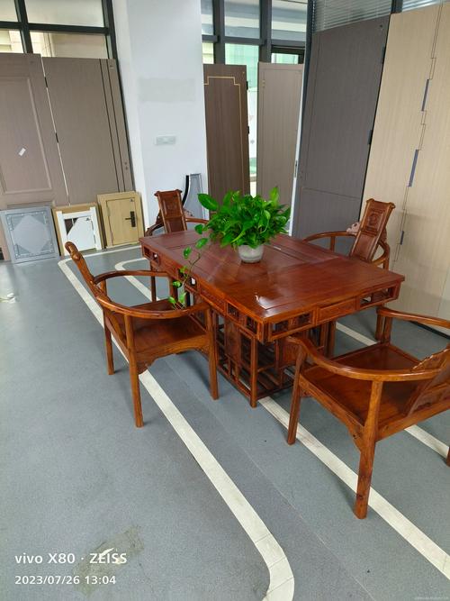 装饰材料销售;建筑材料销售;地板销售;耐火材料销售;金属门窗工程施工